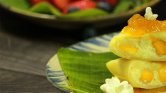 Cho bánh crepe vào tủ lạnh khoảng 15 phút để bánh định hình chắn chắn hơn. Crepe cũng sẽ ngon hơn khi ăn lạnh. Khi ăn, bạn cho mứt lên trên bánh và thưởng thức nhé. Bánh crepe như tuôn trào vị béo của sần riêng và kem tươi, lẫn chút chua và thơm của trái cây chống ngán, làm cho bạn ăn mãi không thể ngừng. Vào mùa hè, crepe trái cây tươi Thái Lan đảm bảo sẽ mang lại cho bạn trọn vẹn hương bị nhiệt đới thơm ngon, mát lạnh, béo ngậy từng cm. Chúc bạn thành công!
