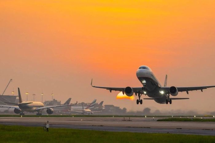 Giá nhiên liệu tăng vọt, hàng không Việt đối mặt cơn bão chi phí - Báo Tri thức &amp; Cuộc sống