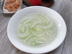 Ức gà rửa sạch, cắt thành hạt lựu nhỏ, ướp 1/4 muỗng cà phê muối, 1/4 muỗng cà phê tiêu rồi trộn đều. Bắp cải tím rửa sạch, bào sợi mỏng, để riêng. Cà chua bỏ hạt cắt sợi. Hành tây cắt sợi nhỏ, ngâm với một ít muối hoặc nước đá lạnh cho bớt hăng.