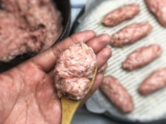 Lấy thịt ra khỏi ngăn đá và xay nhanh lại lần nữa rồi trộn đều thịt cùng mọc và da heo. Tiếp theo gói nem thành từng viên hay thanh dài theo ý muốn.