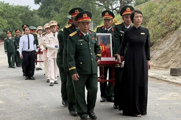 Xúc động lễ truy điệu, an táng 8 hài cốt liệt sĩ ở Quảng Trị - Báo Tri thức &amp; Cuộc sống