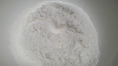 Đầu tiên chúng ta sẽ làm bột chiên giòn nhúng nấm. Cho bột chiên giòn vào tô, cho từ từ nước lạnh vào tô bột rồi khuấy đều đến khi hỗn hợp đặc sệt, nặng tay. Nếu pha bột quá loãng sẽ làm nấm khi chiên không bám bột, không giòn nhé các bạn.