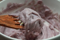 Thêm phô mai vào phần kem bánh rồi trộn đều là ta đã có phần nhân bánh trung thu Oreo kem lạnh rồi.