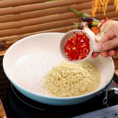 Cho 2 muỗng canh dầu ăn vào chảo đun nóng, rồi cho 50gr sả băm, 1 muỗng canh ớt hiểm băm phi vàng thơm, trút 200gr thơm băm nhuyễn vào xào chín, kế tiếp đổ phần mắm chay vào và đun sôi với lửa vừa.