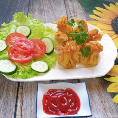 Hoàn thành: Xếp hoành thánh ra dĩa, bày chung với xà lách, cà chua,dưa leo. Khi ăn chấm kèm tương xí muội hoặc tương cà đều rất ngon.