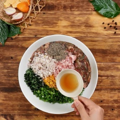 Cho tiếp vào ấu, 150gr thịt heo xay, 10gr hành tím băm, 5gr tiêu xay, 1 muỗng canh nước mắm, 1 muỗng canh hạt nêm, 5 quả trứng gà, rồi trộn đều hỗn hợp.