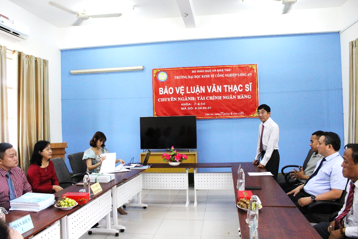 Thầy ThS Huỳnh Văn Xê gửi lời chúc mừng đến các học viên đã hoàn thành khóa học và có mặt tại buổi bảo vệ luận văn