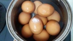 Luộc trứng thêm giấm và chút xíu muối. Khi sôi đợi 3-4 phút thì vớt ra bát nước lạnh có đá để trứng tránh chín tiếp.