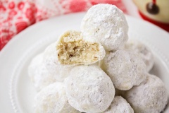 Mùa Noel năm nay bạn hãy chuẩn bị những viên bánh cookie snowball Giáng Sinh tròn tròn, xinh xắn với lớp đường ngọt bên ngoài và bên trong là hạt hồ đào giòn sựt này nha, chắc chắn cả nhà sẽ rất thích đó. Mình cùng lưu lại công thức và thử thực hiện theo cách làm bánh cookie snowball giáng sinh siêu đơn giản này nhé.