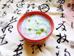 Múc cháo ra chén là có thể dùng. Nếu thích dùng ngọt thì bạn có thể cho thêm đường. Còn thích ăn mặn thì nêm ít muối, hạt nêm vào nhé! Món cháo nóng hổi này dùng cho các bữa sáng ngày lạnh sẽ rất ấm bụng nhé!