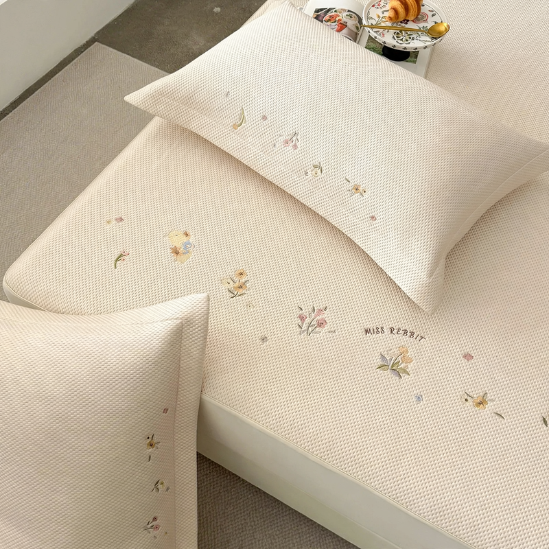 Bestickte Bettlaken mit Blumenmuster und Kissenbezügen