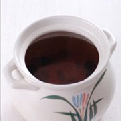 Tiếp theo, cho các vị thuốc vào nồi nước, đun sôi. Khi nồi trà bắt đầu sôi, cho đường rồi vặn nhỏ lửa đun âm ỉ trong khoảng 1 tiếng. Khi thấy trà chuyển màu thì tắt bếp.