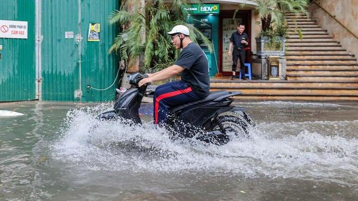 Mưa lớn trút xuống Hà Nội, nhiều tuyến phố dềnh nước, người dân chật vật đi lại - Báo VTC News