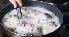 Trộn bột bắp và bột mì với nhau, để riêng. Thêm các miếng thịt gà vào đĩa bột mì và bột bắp đã trộn sao cho bột phủ kín thịt gà. Đun nóng dầu ăn trong chảo chống dính. Cho thịt gà vào chiên khoảng 3-4 phút hoặc cho đến khi giòn vàng.