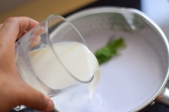 Cho nước cốt dừa, sữa tươi không đường, đường, muối, bột năng, bột báng, lá dứa vào nồi. Đun lửa nhỏ, vừa đun vừa khuấy đều tay đến khi thấy nước cốt dừa đạt độ sệt vừa ý thì nhắc xuống.