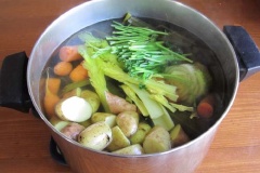 Cho xương heo, cà rốt, hành tây, rau cần tây vào nồi. Đổ nước lạnh vào, cao hơn xương khoảng 2cm. Thêm giấm vào nồi và ninh xương từ từ với lửa nhỏ trong khoảng 1 giờ, nếu có váng mỡ thì bạn vớt sạch đi.