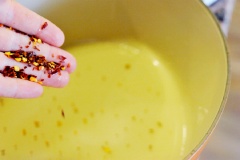Khuấy cho tan đường xong thì bạn cho muối, tiếp tục khuấy tan, cuối cùng là bột ớt, vặn lửa và đun hỗn hợp cho đến khi sôi và sủi bọt. Sau đó tắt lửa và để cho hỗn hợp giấm nguội hoàn toàn. Cho ra đĩa dưa leo và trộn đều.
