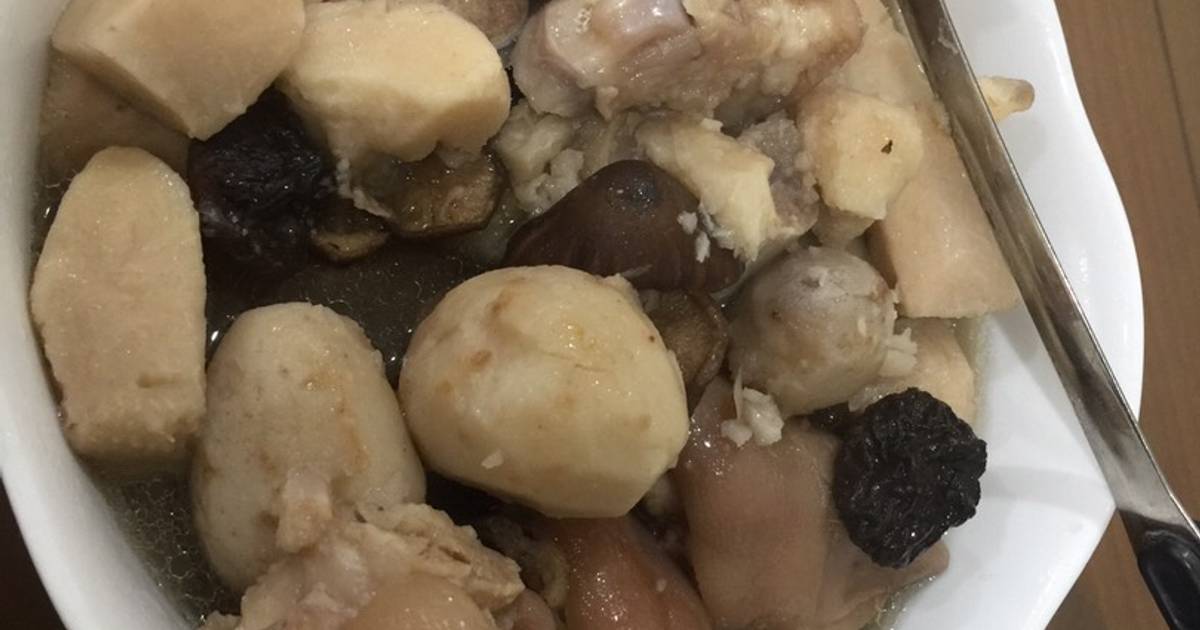 Canh móng giò khoai sọ nấm hương