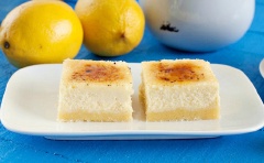 Khi bánh cheesecake chanh hoàn thành, cho ra khỏi khuôn và cắt thành 9 hoặc 16 miếng. Thưởng thức bánh cheesecake chanh dây ngay lập tức hoặc có thể rắc ít phẩm đường đã được đốt cháy lên trên bề mặt bánh trước khi thưởng thức!