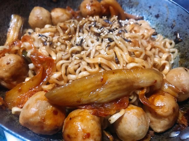 Mì Cay Xào Kim Chi Bò Viên