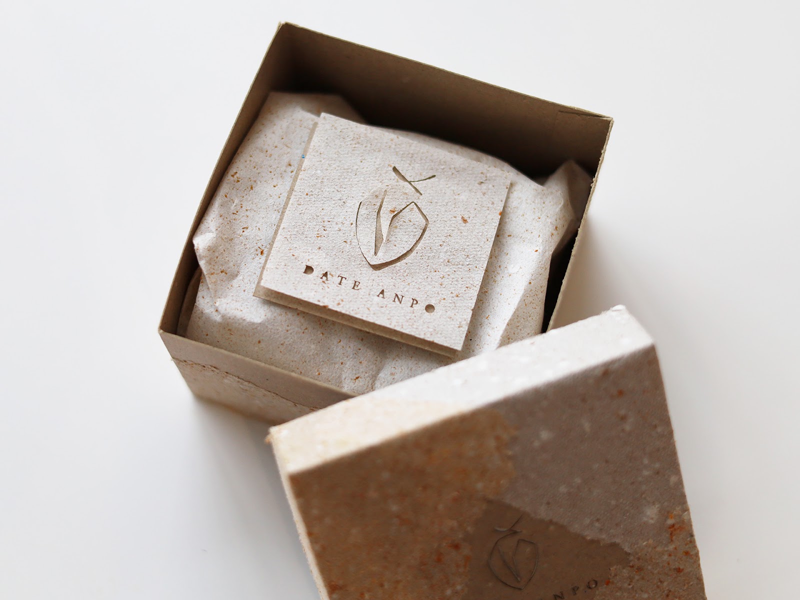 あんぽ柿のブランディングにおける持続可能な紙の制作と応用-thumb-3