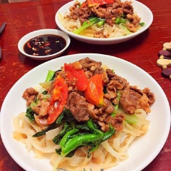 Dọn phở xào thịt bò ra đĩa ăn kèm nước tương hoặc tương ớt sẽ rất ngon.