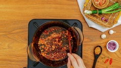 Để thịt rim tôm có màu đẹp mắt bạn cho 1 muỗng canh dầu ăn vào nồi đun nóng rồi cho tiếp 1 muỗng canh đường vào khuấy đều đến khi đường chuyển sang màu nâu đẹp mắt. Tiếp đó cho thêm 5gr tỏi băm cùng 5gr hành tím băm vào nồi phi thơm.