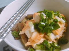 Giờ chỉ việc dọn ra tô và thưởng thức thôi. Cho lớp cà tím bên dưới, sau đó để đậu hũ lên trên, cho mỡ hành lên và chan phần nước khi nãy bạn xào cà là xong. Khi dùng xắn từ trên xuống sẽ cảm nhận đủ vị trong miệng. Chúc mọi người dùng ngon nhé!