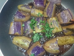 Cuối cùng bạn cắt nhỏ ớt, thêm ngò rí, ớt, tiêu vào chảo, đảo đều, tắt bếp. Cà tím chưng tương ăn cùng cơm nóng vừa lạ miệng lại rất bắt cơm trong ngày mưa đấy.