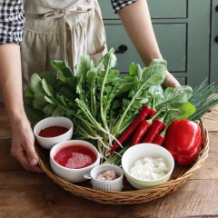 Cây củ cải Hàn Quốc mua về nhặt sạch phần úa, rửa sạch nhiều nước cho sạch cát rồi giũ bỏ nước để ráo. Hành lá cắt khúc dài. Trong tô lớn, trộn đều cơm với ớt sừng và ớt chuông thái nhỏ.