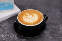 Chỉ cần một chút khéo léo, ly latte art như thêm sức sống với những họa tiết bắt mắt khiến người thưởng thức không chỉ say mê hương vị cà phê mà còn bị cuốn hút bởi vẻ đẹp từ những hình vẽ đầy tinh tế.