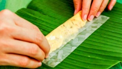 Xếp 100gr bánh tráng (cắt chữ nhật) ra dĩa và nhâm nhi cùng hai cách thưởng thức, có thể cho sốt vào giữa bánh tráng cuốn lại hoặc chấm trực tiếp bánh tráng vào sốt bơ trứng muối. Món bánh tráng chấm sốt trứng muối vừa thơm ngon vừa lạ miệng với điểm nhấn chính là sốt bơ trứng muối đặc quánh, béo béo bùi bùi, siêu ngon.