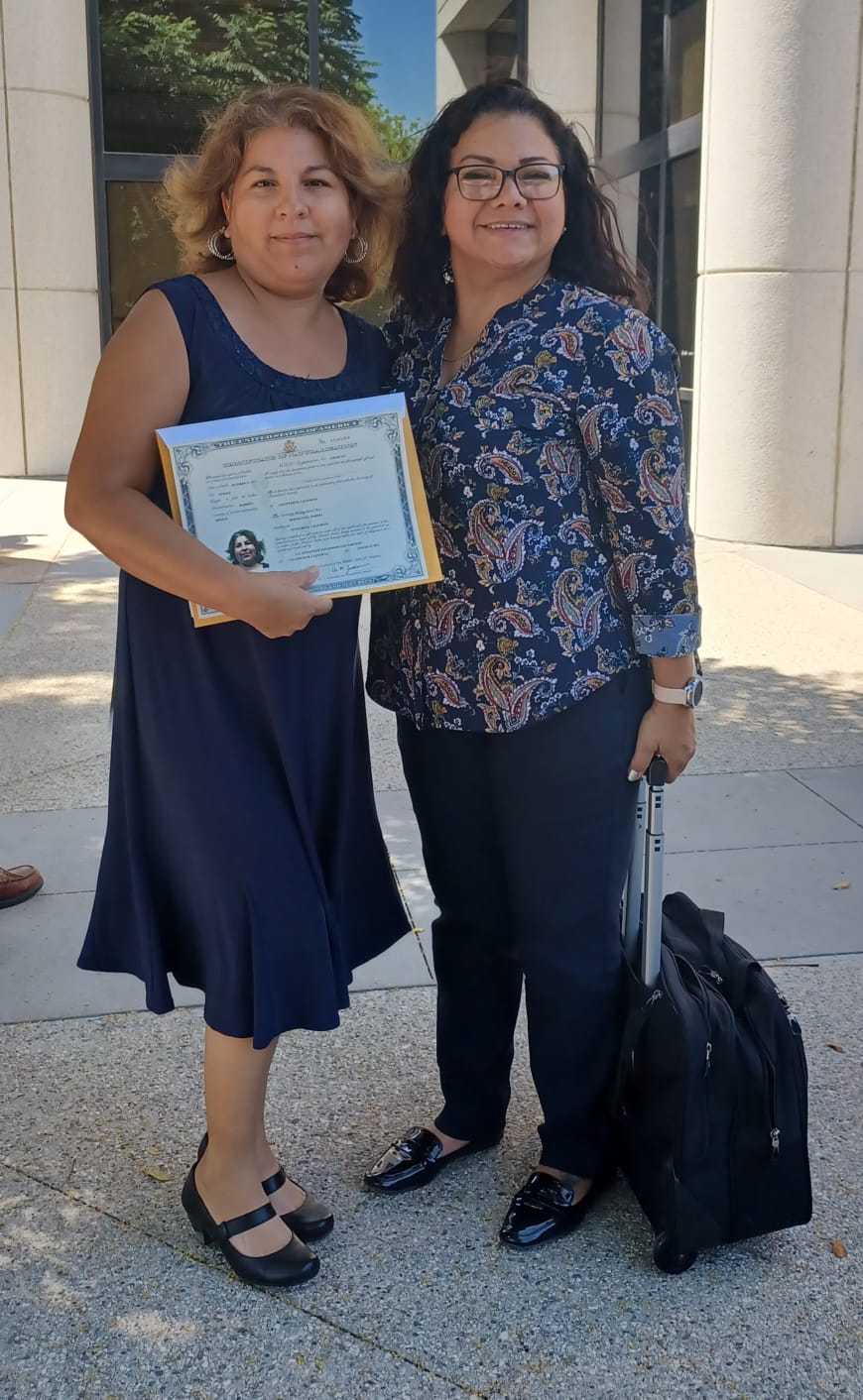Cliente y Claudia frente al edificio de la ceremonia
