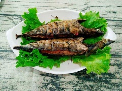Cá làm sạch, sẽ 2 đường sâu bên lườn, để ráo. Giã nhuyễn 2 trái ớt, hành tím và nêm muối sau đó ướp vào cá để thấm khoảng 15 phút. Làm nóng lò nướng, cho cá vào lò chỉnh nhiệt độ 220 độ C, nướng trong 20 phút là cá chín.