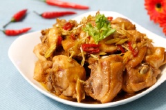 Gà xào sả ớt cay cay với thịt gà béo thơm, dai ngon, ngấm đều gia vị hấp dẫn. Vừa ăn vừa hít hà rất tuyệt. Món ăn này thích hợp với những bữa cơm ngày lạnh.