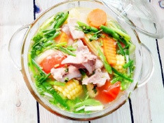 Múc canh ra tô, dùng nóng với cơm rất ngon. Canh sườn sụn rau củ ngọt mát, béo thơm là món ăn thích hợp cho những ngày mưa nắng thất thường, giúp bổ sung đầy đủ dinh dưỡng, giúp gia đình thêm khỏe mạnh.