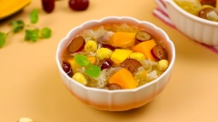 Múc chè đu đủ ngân nhĩ ra chén, dùng nóng hay lạnh đều ngon. Khi thưởng thức bạn sẽ cảm nhận được vị ngọt thanh của đu đủ, ngân nhĩ dai giòn được nấu cùng với đường phèn giúp tạo nên hương vị rất mới lạ, bên cạnh đó còn bổ sung cho cơ thể nhiều vitamin và khoáng chất rất tốt cho sức khỏe.