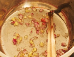 Làm nóng 2 muỗng canh dầu ăn trong nồi, cho hành tím vào phi thơm. Cho cà chua vào, xào khoảng 2 phút cho mềm.