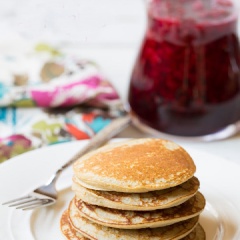 Chỉ mất vài phút chuẩn bị là bạn đã có thể làm nên những chiếc bánh pancake xốp mềm đầy hấp dẫn cho bữa sáng của mìn rồi, bạn có thể dùng với mật ong hoặc các loại mứt yêu thích nhé.