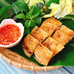 Cắt nhỏ bún gạo chiên giòn, cho ra đĩa cùng rau thơm, rau sống đã chuẩn bị sẵn. Món bún gạo chấm nước mắm tự pha, vị đậm đà, rất ngon miệng nhé. Lên lịch triển ngay món bún gạo chiên giòn này cho cả nhà dùng thử nào! Có thể thay thế cho bữa ăn sáng rất tiện lợi đấy.