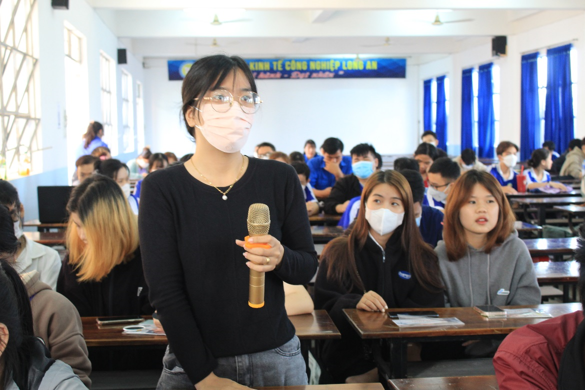 … và được giải đáp thắc mắc về chương trình định hướng, tuyển chọn sinh viên sau tốt nghiệp đi làm tại Nhật Bản