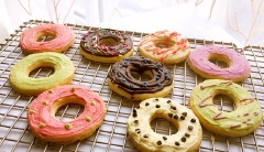 Khi bánh donut chín, lấy ra để nguội. Sau đó, phủ kem đã chuẩn bị lên bánh donut, cho các kẹo trang trí lên trên để bánh donut thêm phần bắt mắt. Tùy vào sự sáng tạo của mình, bạn có thể phủ kem thành các con vật, hoa văn tùy ý nhé! Như vậy món bánh donut phủ kem siêu hấp dẫn đã hoàn tất và sẵn sàng để thưởng thức rồi đấy!