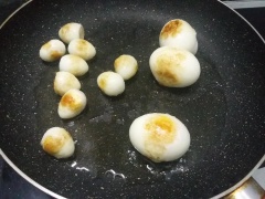 Cho 1 ít dầu ăn vào chảo chiên sơ trứng, lấy trứng đã chiên bỏ ra đĩa. Sau cho bơ thực vật vào, cho tiếp tỏi băm vào phi vàng thơm. cho tiếp đường, nước mắm CHIN-SU, nước lọc và tương ớt CHIN-SU siêu cay vào. Xào đều hỗn hợp. Cuối cùng cho trứng đã chiên sơ vào hỗn hợp, đảo đều.
