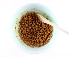 Mở sẵn lò nướng ở 190 độ C. Đậu gà cho lên khay nướng rưới một ít dầu olive và cho vào lò nướng 30 phút đến khi thơm lừng thì lấy ra. Cho đậu gà vào tô lớn, thêm 1 muỗng dầu olive, ớt bột, lá thyme, muối vào và trộn đều lên rồi cho vào lò nướng thêm 15 - 20 phút thì lấy ra, chờ nguội một chút là có thể ăn được rồi đấy.