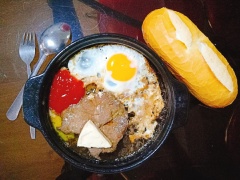 Đợi thịt và trứng chín mềm, để 1 viên phô mai Con Bò Cười lên bề mặt cho phô mai chảy mềm.