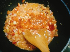 Vớt cá ra tô, cho thêm 1 muỗng canh dầu ăn vào, sau đó cho hết tỏi băm + hành tím băm vào phi lên cho vàng. Tiếp theo cho hết cà chua vào xào khoảng 5 phút cho cà chua nát ra, nêm nếm gia vị cho nước sốt vừa ăn.