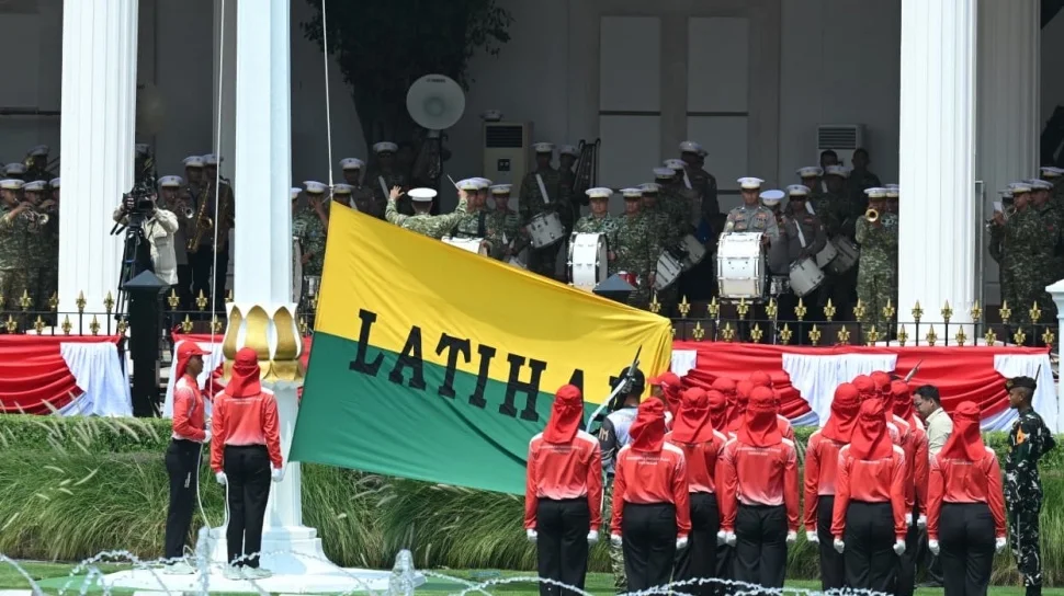 Suasana persiapan upacara HUT ke-81 RI di halaman Istana Merdeka, Jakarta.