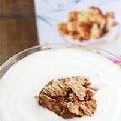Cuối cùng, rót sữa chua lên, rắc bánh ngũ cốc ăn sáng lên nữa là hoàn tất.