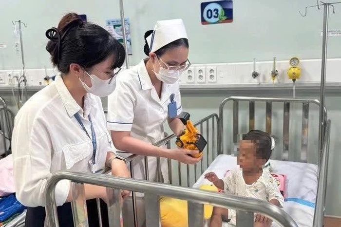 Nỗ lực cứu chữa bé 2 tuổi bị bạo hành nghiêm trọng - Báo Tri thức &amp; Cuộc sống