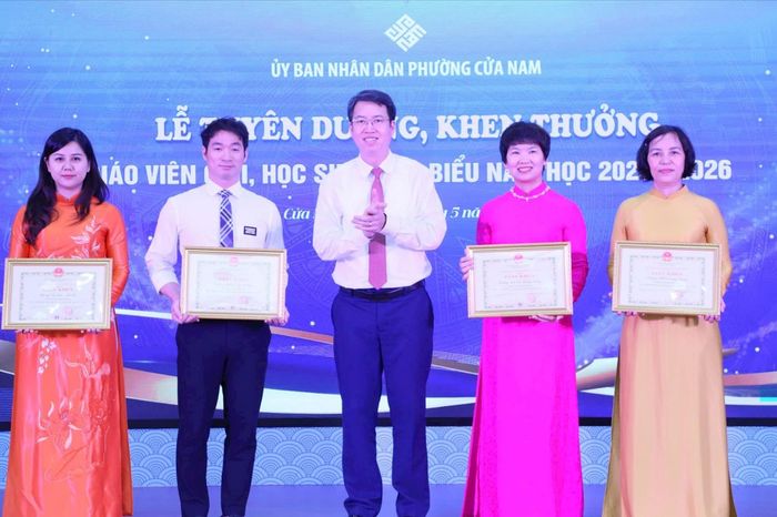 Phường Cửa Nam tuyên dương giáo viên giỏi, học sinh giỏi - Đài Phát thanh và truyền hình Hà Nội